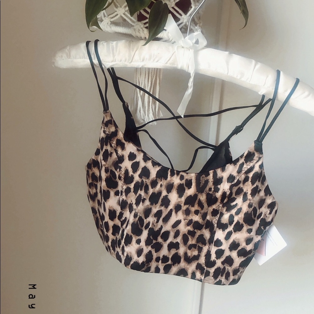 NEW Victoria’s Secret Leopard Strappy Sports Bra S
